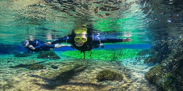 Pessoa fazendo mergulho